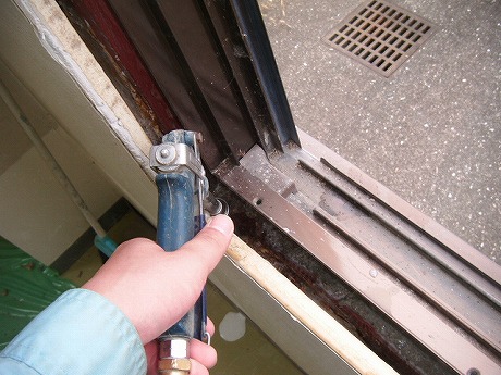 ホームトータル消毒 事務所の窓枠でのシロアリ駆除
